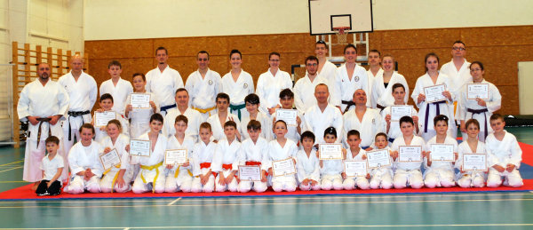 Csoportk�p a vizsg�t k�vet� edz�sen