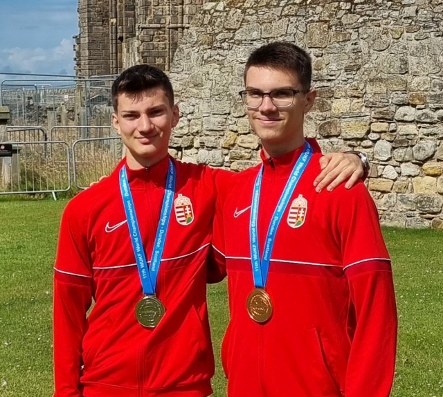 Putnik Gor�n �s Dodok M�t� - Kadet Wado kata vil�gbajnoki 2. �s 4. helyezett karate versenyz�k