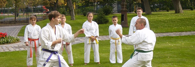 Karate bemutat� a szabadban